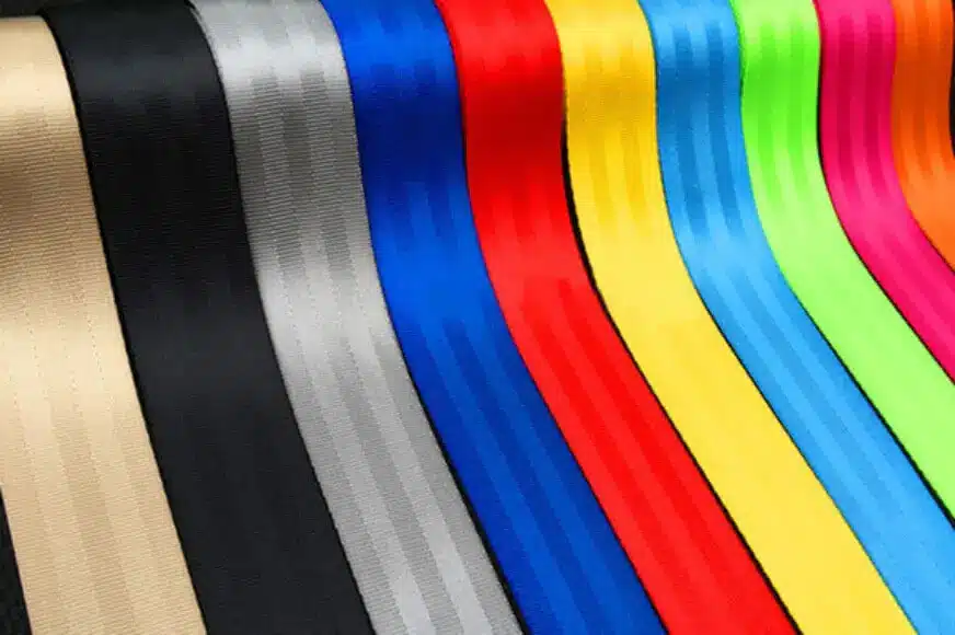 Verschillende kleuren autogordels op een rij