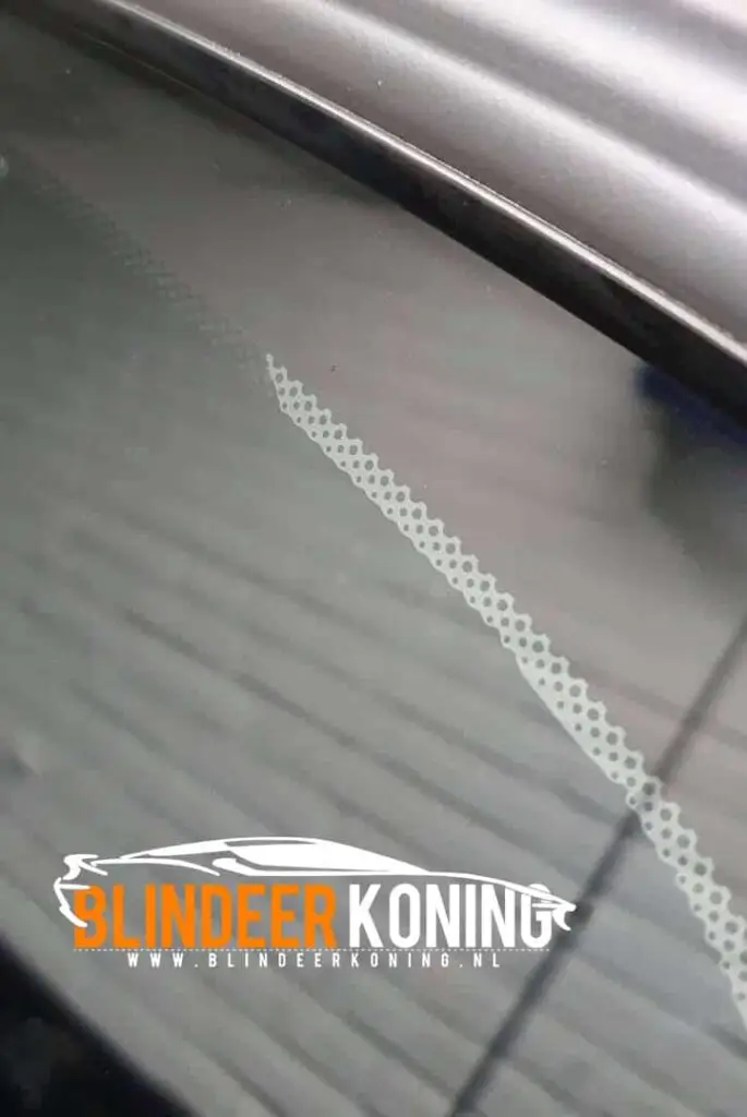 Raam met dot matrix verduisteringsfolie