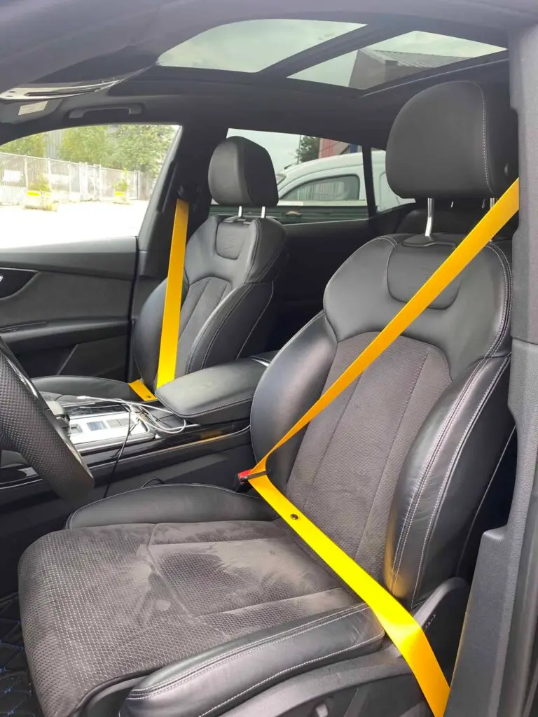 Gele autogordels in een auto