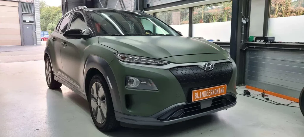 Hyundai Kona gewrapt in mat military groen