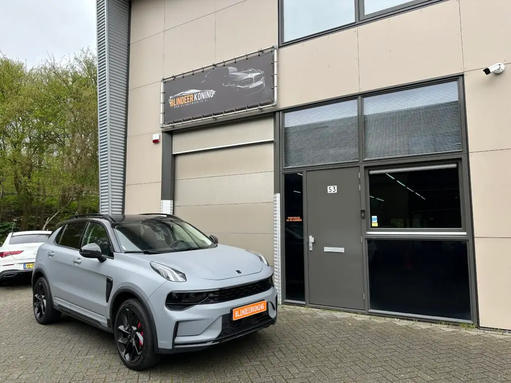 Lynk & Co 01 gewrapt in donker mat grijs