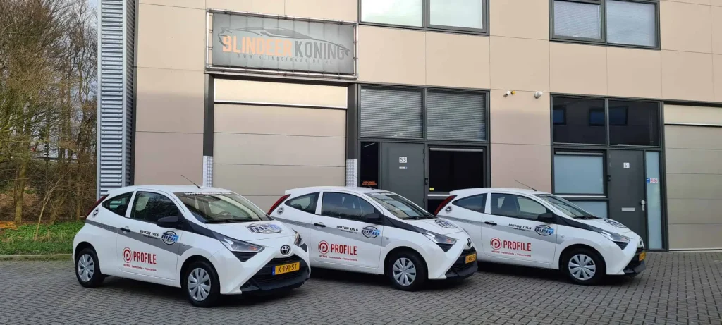 Auto met zakelijke autoreclame