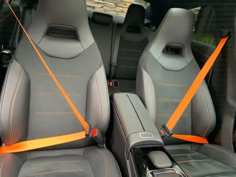 Oranje autogordels in een auto