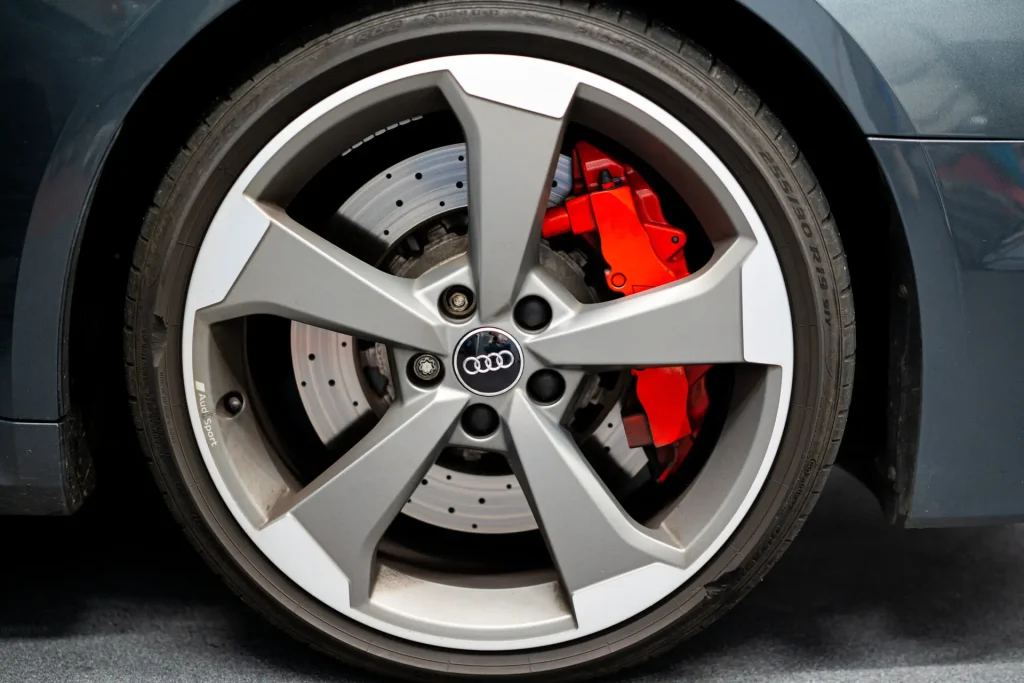 Wiel van een Audi met een rood gespoten remklauw
