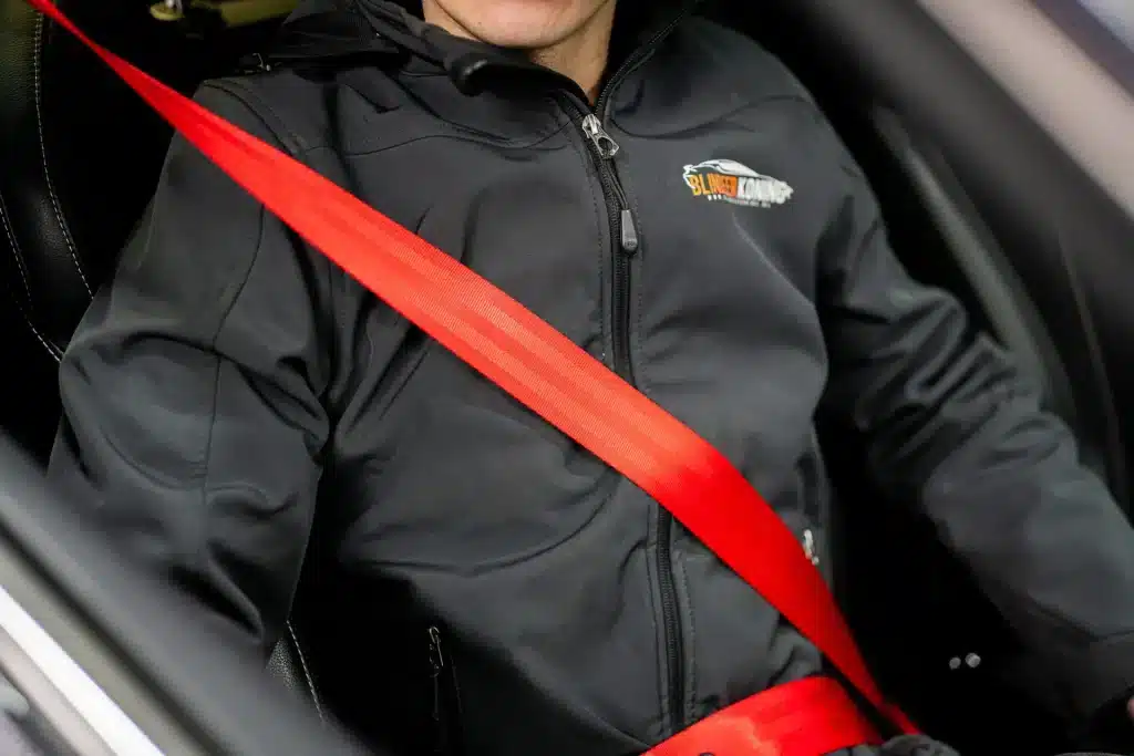 Rode autogordels in een auto