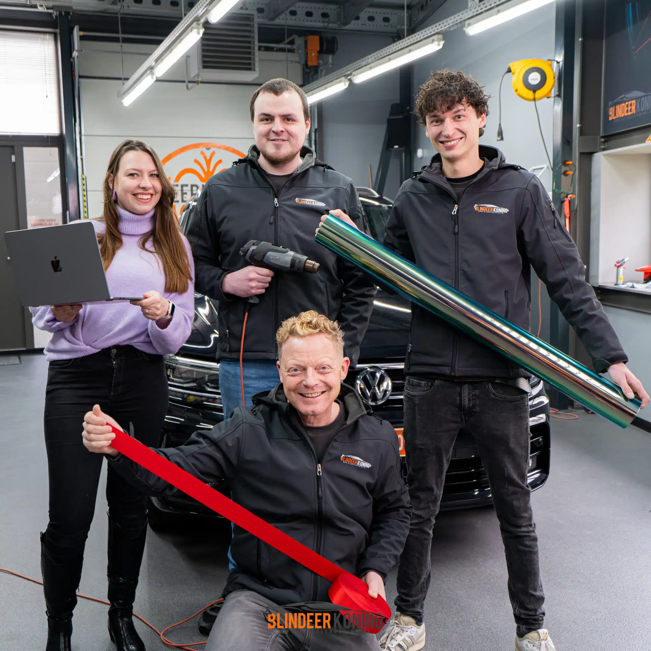 Leden van het Blindeer Koning team poseren voor het kantoor