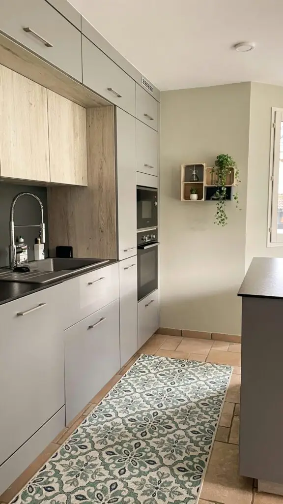 Keuken met nieuwe gewrapte kasten en oppervlakken