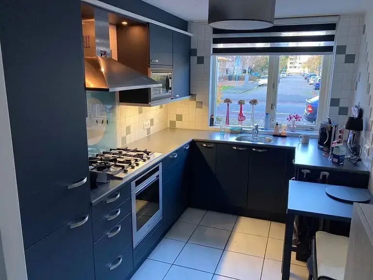 Keuken met professioneel gewrapte kasten en oppervlakken in een moderne stijl