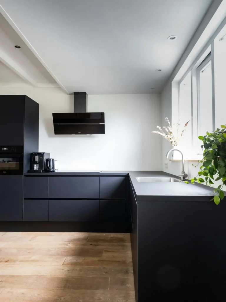 Keuken met nieuw gewrapte kasten en oppervlakken