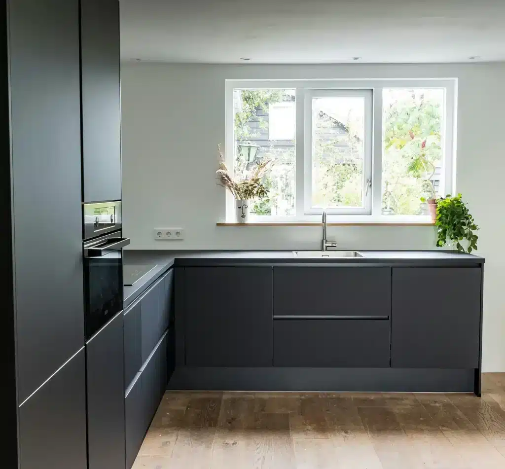 Keuken met professioneel gewrapte kasten en oppervlakken in een moderne stijl